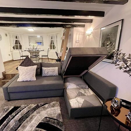 Tollgate House - Luxury Cozy Cottage - Huge Hot Tub - Alton Towers Cheadle  Bagian luar foto