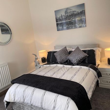 Tollgate House - Luxury Cozy Cottage - Huge Hot Tub - Alton Towers Cheadle  Bagian luar foto