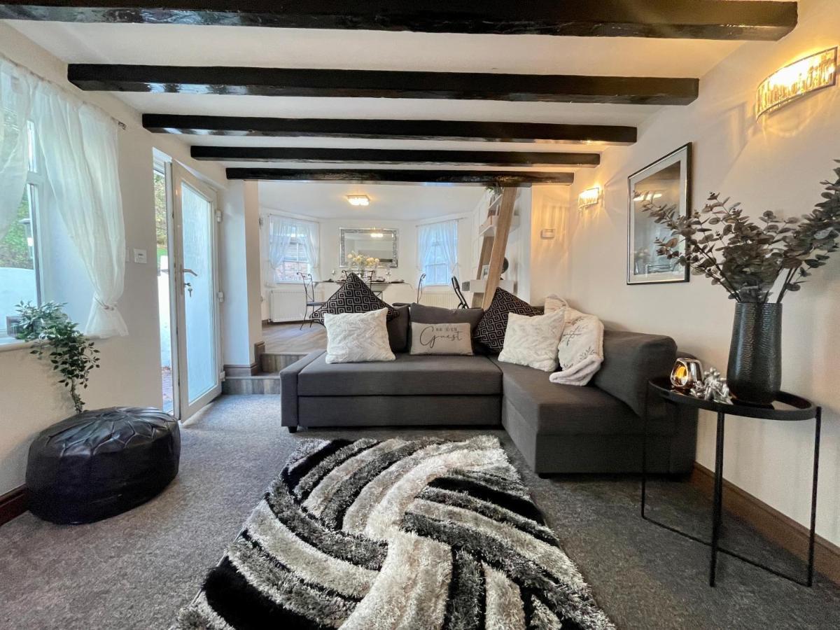 Tollgate House - Luxury Cozy Cottage - Huge Hot Tub - Alton Towers Cheadle  Bagian luar foto