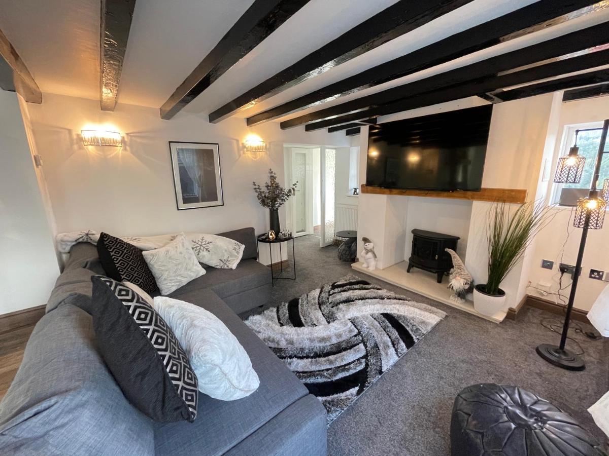 Tollgate House - Luxury Cozy Cottage - Huge Hot Tub - Alton Towers Cheadle  Bagian luar foto