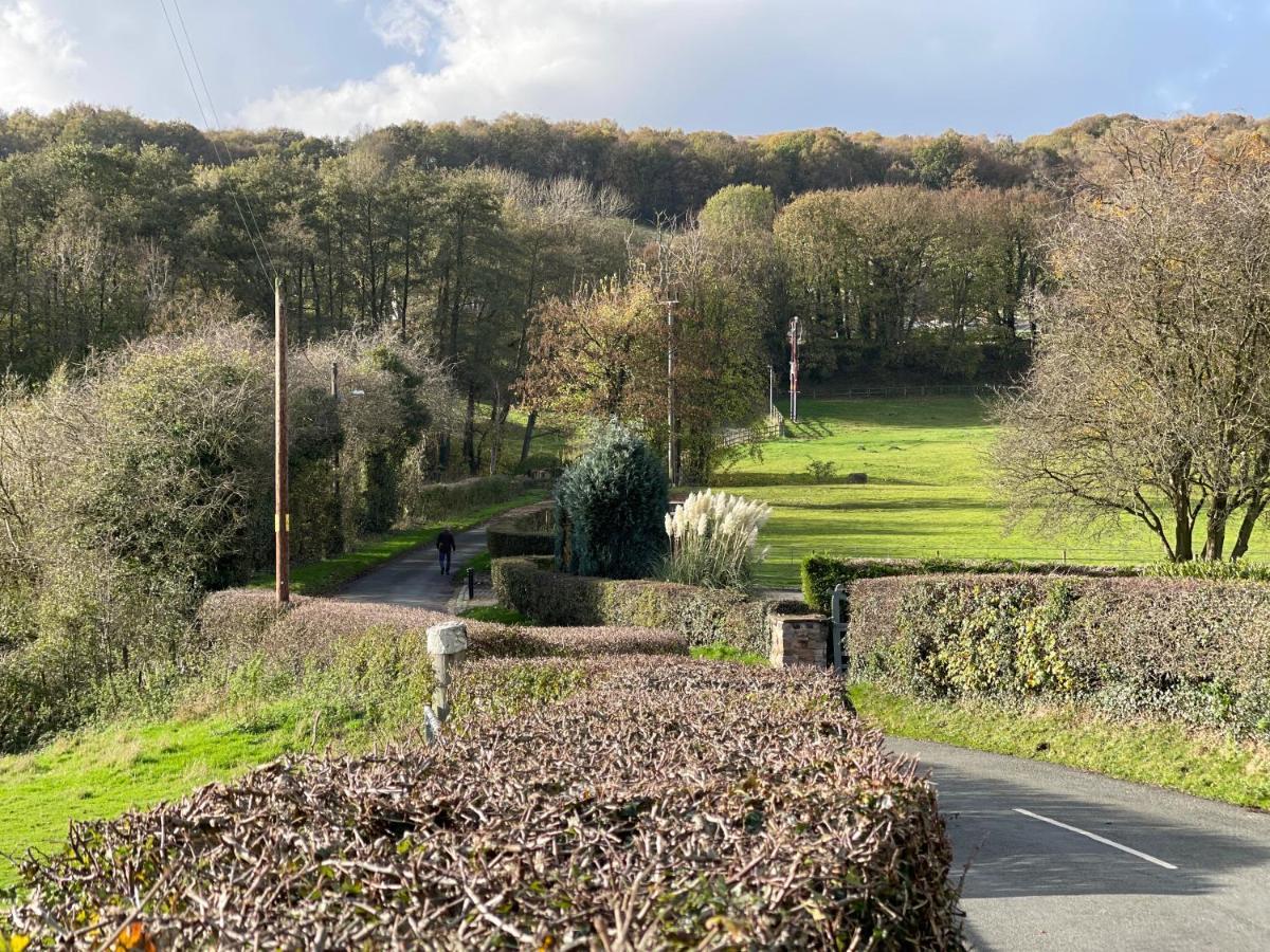 Tollgate House - Luxury Cozy Cottage - Huge Hot Tub - Alton Towers Cheadle  Bagian luar foto
