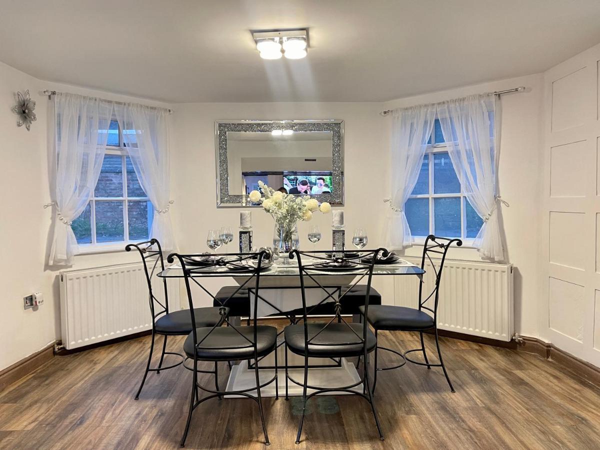 Tollgate House - Luxury Cozy Cottage - Huge Hot Tub - Alton Towers Cheadle  Bagian luar foto