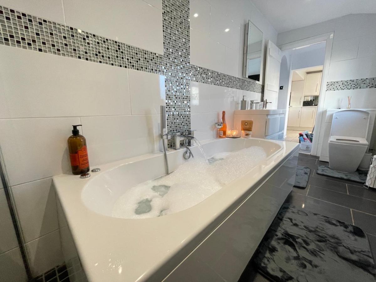 Tollgate House - Luxury Cozy Cottage - Huge Hot Tub - Alton Towers Cheadle  Bagian luar foto