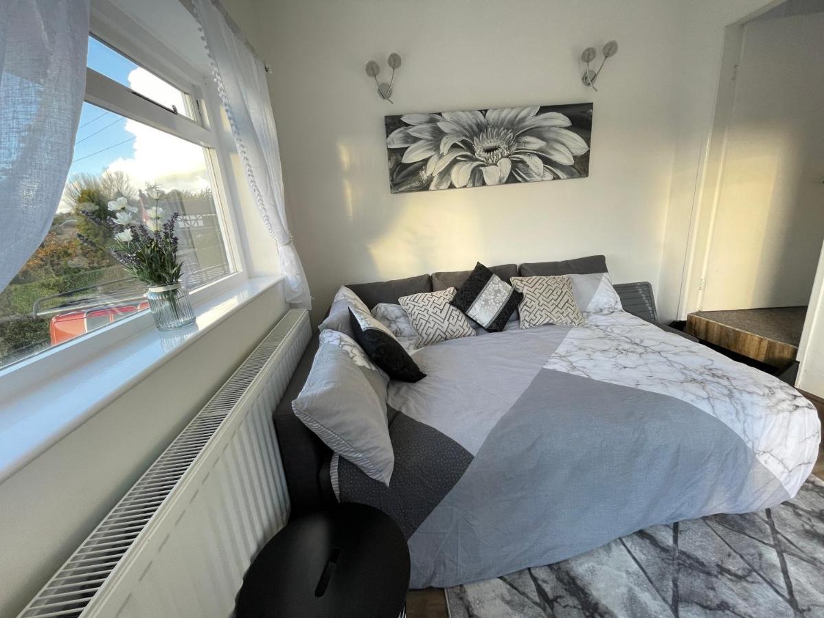 Tollgate House - Luxury Cozy Cottage - Huge Hot Tub - Alton Towers Cheadle  Bagian luar foto