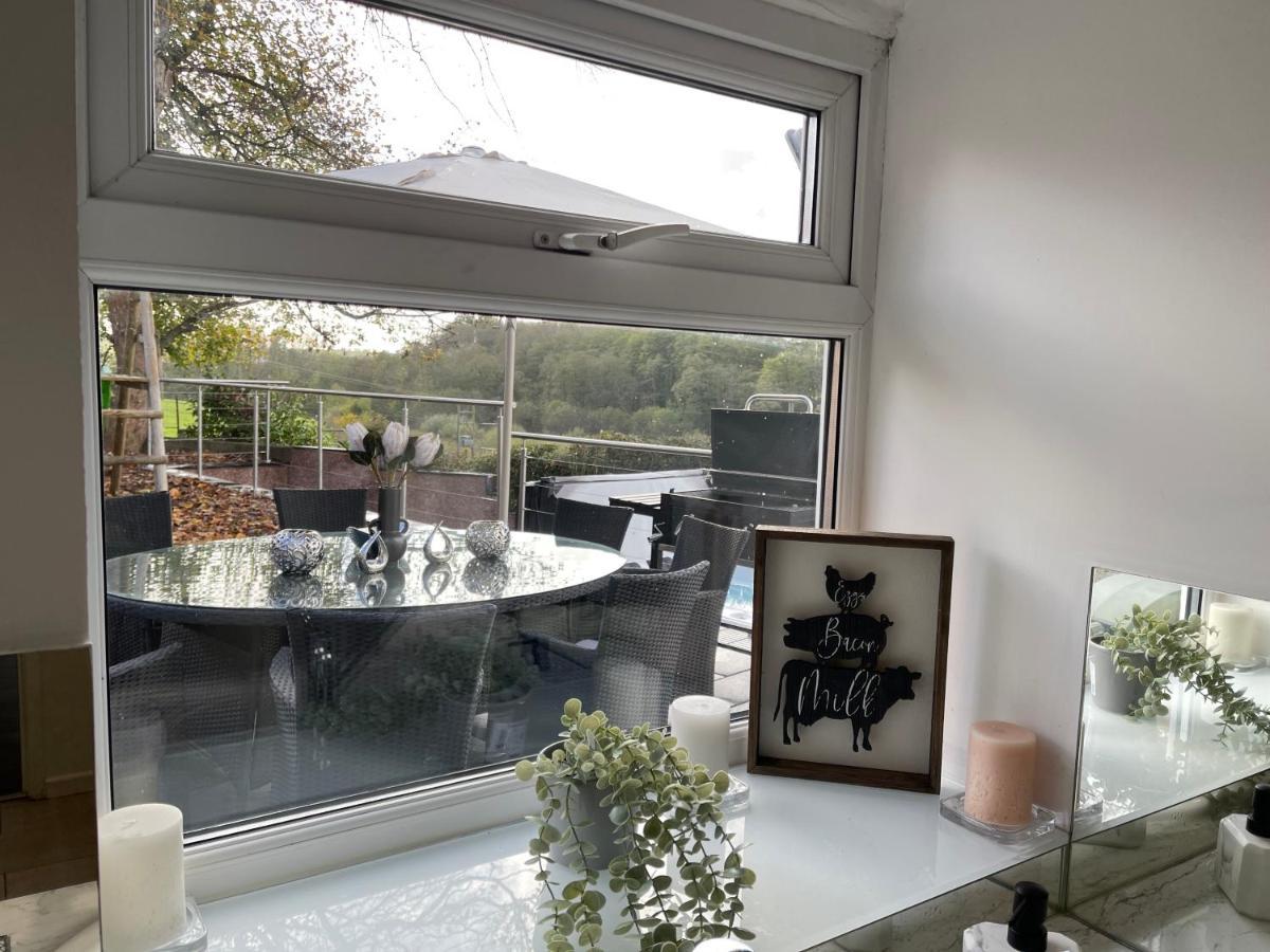 Tollgate House - Luxury Cozy Cottage - Huge Hot Tub - Alton Towers Cheadle  Bagian luar foto