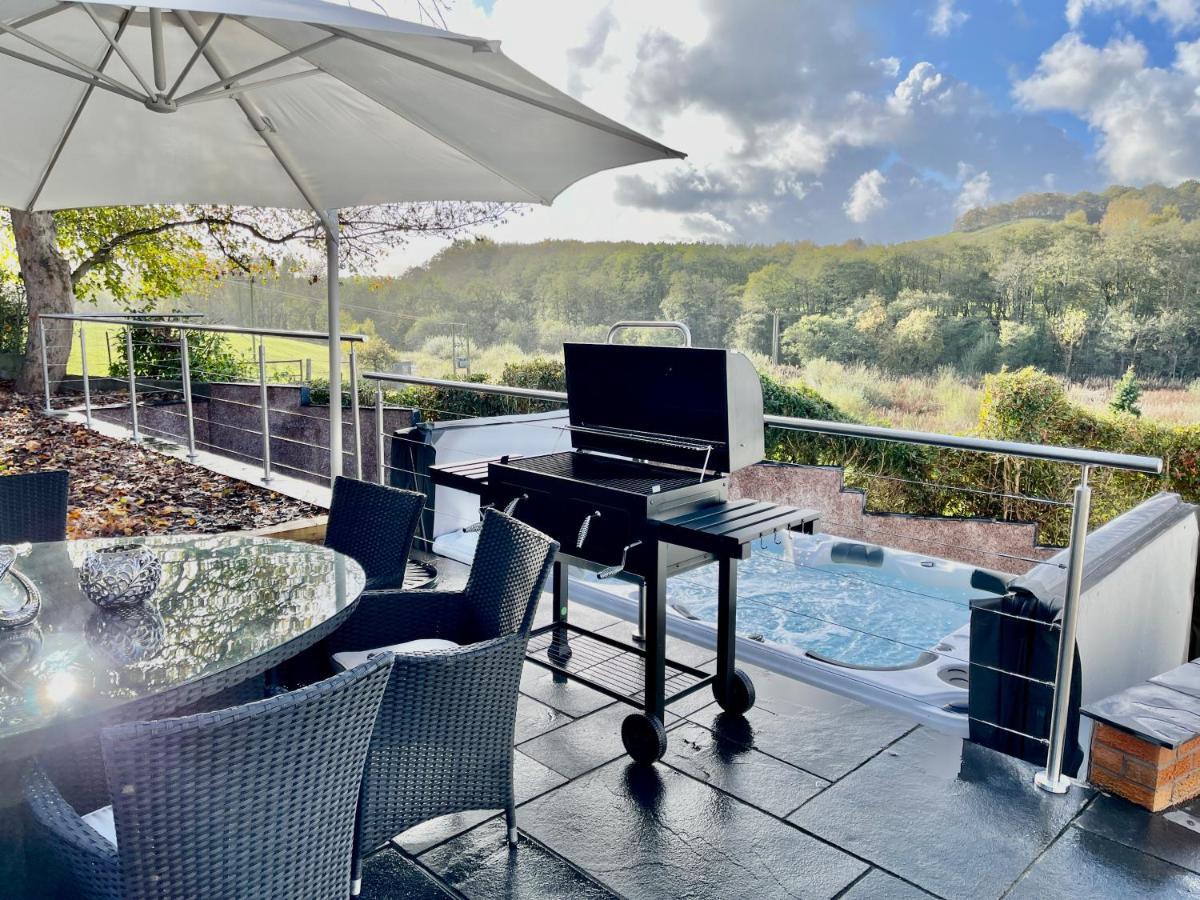 Tollgate House - Luxury Cozy Cottage - Huge Hot Tub - Alton Towers Cheadle  Bagian luar foto