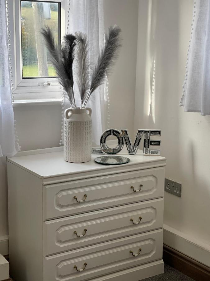 Tollgate House - Luxury Cozy Cottage - Huge Hot Tub - Alton Towers Cheadle  Bagian luar foto