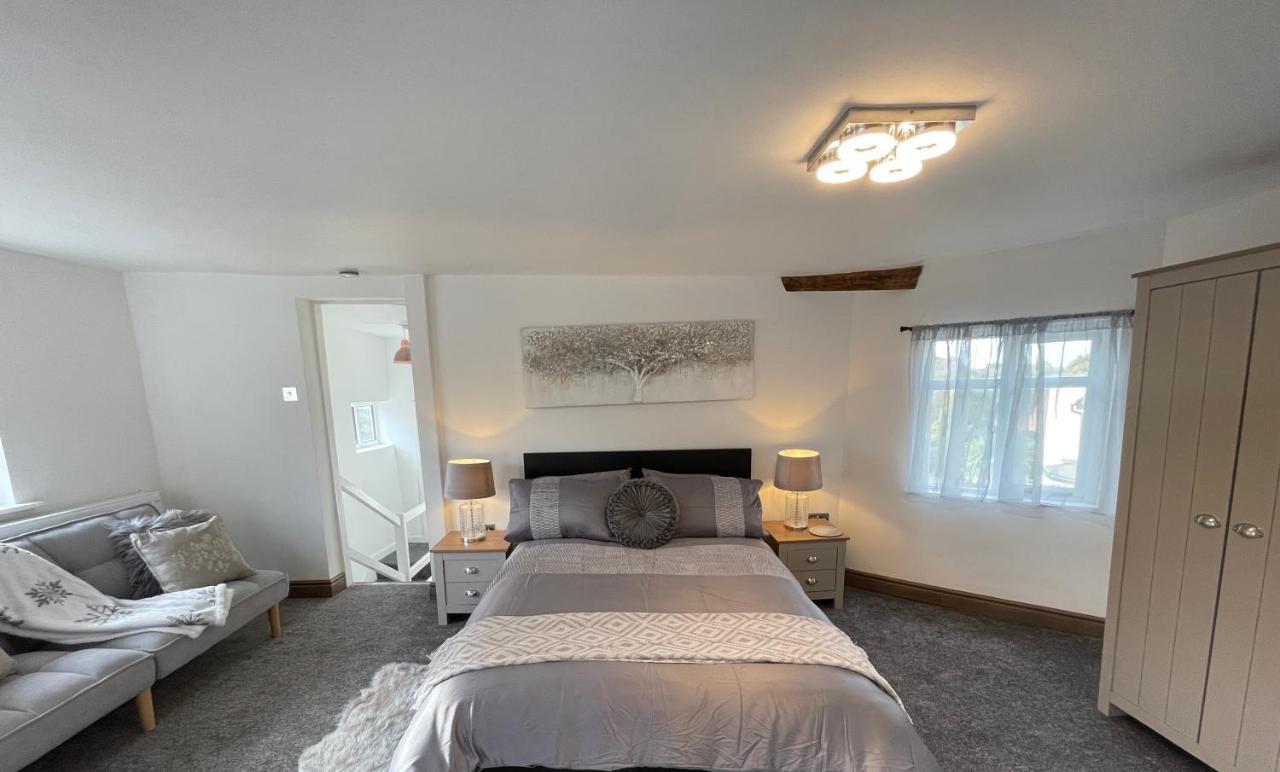 Tollgate House - Luxury Cozy Cottage - Huge Hot Tub - Alton Towers Cheadle  Bagian luar foto