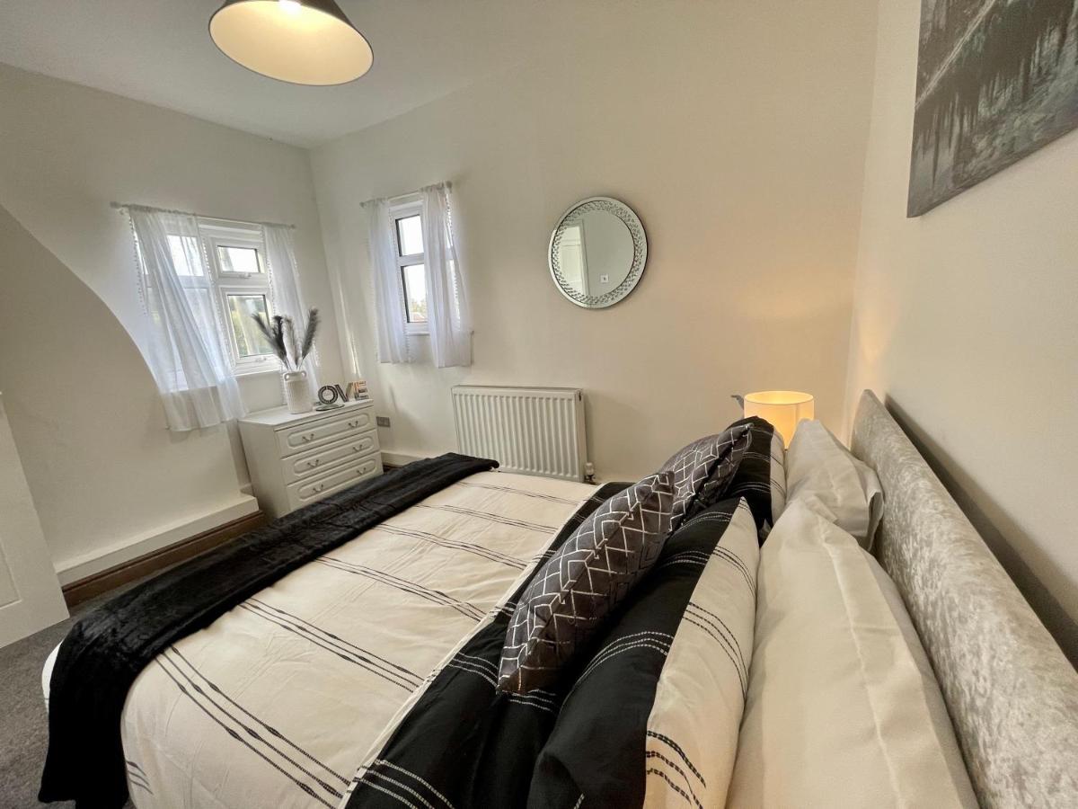 Tollgate House - Luxury Cozy Cottage - Huge Hot Tub - Alton Towers Cheadle  Bagian luar foto